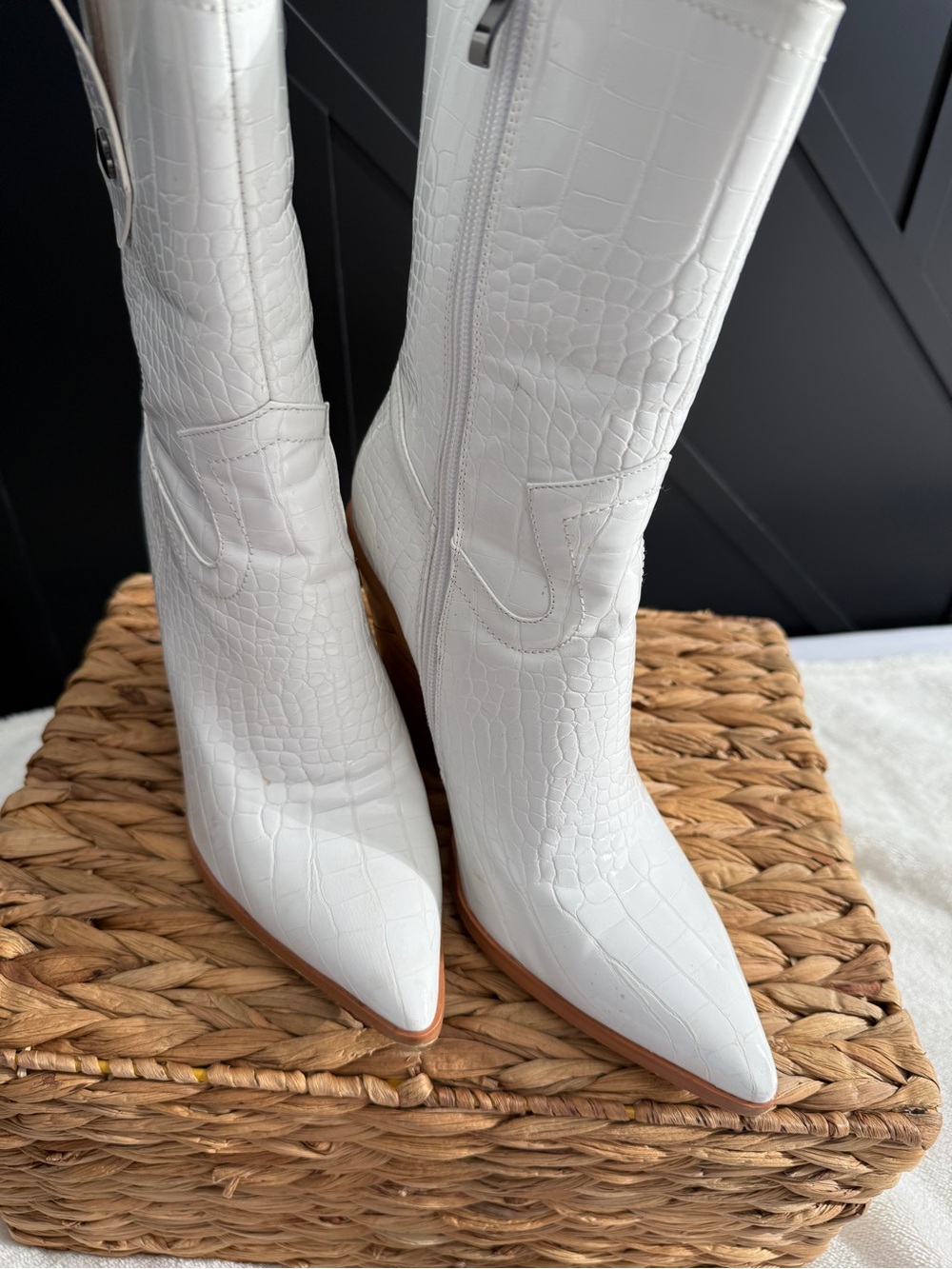 Fashion Nova White Croc Embossed Western Ankle Boots Pointed Toe Size 6.5